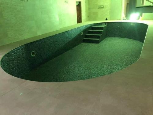 Realisation-de-margelle-de-piscine-en-gres-ceram